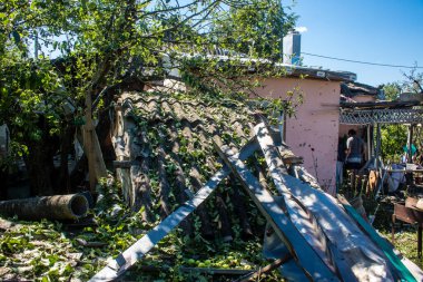 Derhachi, Ukrayna, 27 Haziran 2024 Derhachi kasabasındaki yıkılmış ev. Rus kuvvetleri Kharkiv Oblastı 'ndaki Derhachi kasabasını güdümlü bir hava bombasıyla vurdular..