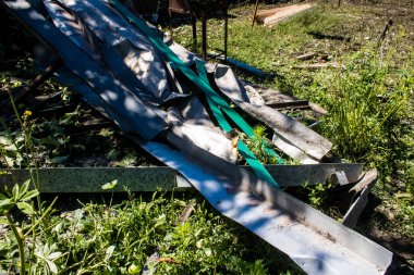 Derhachi, Ukrayna, 27 Haziran 2024 Derhachi kasabasındaki yıkılmış ev. Rus kuvvetleri Kharkiv Oblastı 'ndaki Derhachi kasabasını güdümlü bir hava bombasıyla vurdular..