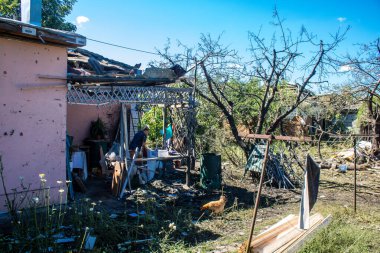 Derhachi, Ukrayna, 27 Haziran 2024 Derhachi kasabasındaki yıkılmış ev. Rus kuvvetleri Kharkiv Oblastı 'ndaki Derhachi kasabasını güdümlü bir hava bombasıyla vurdular..