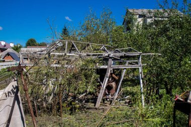 Derhachi, Ukrayna, 27 Haziran 2024 Derhachi kasabasındaki yıkılmış ev. Rus kuvvetleri Kharkiv Oblastı 'ndaki Derhachi kasabasını güdümlü bir hava bombasıyla vurdular..