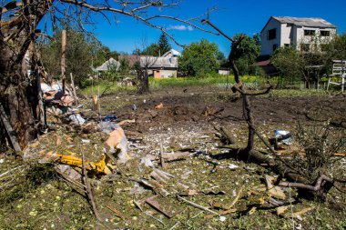 Derhachi, Ukrayna, 27 Haziran 2024 Derhachi kasabasındaki yıkılmış ev. Rus kuvvetleri Kharkiv Oblastı 'ndaki Derhachi kasabasını güdümlü bir hava bombasıyla vurdular..