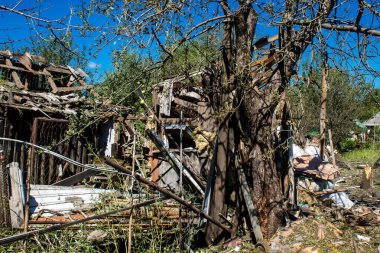 Derhachi, Ukrayna, 27 Haziran 2024 Derhachi kasabasındaki yıkılmış ev. Rus kuvvetleri Kharkiv Oblastı 'ndaki Derhachi kasabasını güdümlü bir hava bombasıyla vurdular..