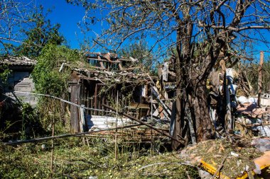 Derhachi, Ukrayna, 27 Haziran 2024 Derhachi kasabasındaki yıkılmış ev. Rus kuvvetleri Kharkiv Oblastı 'ndaki Derhachi kasabasını güdümlü bir hava bombasıyla vurdular..