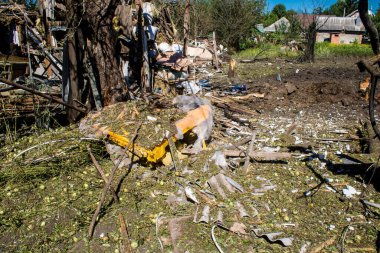 Derhachi, Ukrayna, 27 Haziran 2024 Derhachi kasabasındaki yıkılmış ev. Rus kuvvetleri Kharkiv Oblastı 'ndaki Derhachi kasabasını güdümlü bir hava bombasıyla vurdular..