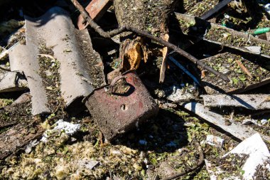 Derhachi, Ukrayna, 27 Haziran 2024 Derhachi kasabasındaki yıkılmış ev. Rus kuvvetleri Kharkiv Oblastı 'ndaki Derhachi kasabasını güdümlü bir hava bombasıyla vurdular..