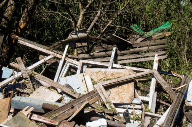 Derhachi, Ukrayna, 27 Haziran 2024 Derhachi kasabasındaki yıkılmış ev. Rus kuvvetleri Kharkiv Oblastı 'ndaki Derhachi kasabasını güdümlü bir hava bombasıyla vurdular..