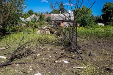 Derhachi, Ukrayna, 27 Haziran 2024 Derhachi kasabasındaki yıkılmış ev. Rus kuvvetleri Kharkiv Oblastı 'ndaki Derhachi kasabasını güdümlü bir hava bombasıyla vurdular..