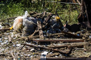 Derhachi, Ukrayna, 27 Haziran 2024 Derhachi kasabasındaki yıkılmış ev. Rus kuvvetleri Kharkiv Oblastı 'ndaki Derhachi kasabasını güdümlü bir hava bombasıyla vurdular..