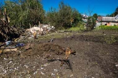 Derhachi, Ukrayna, 27 Haziran 2024 Derhachi kasabasındaki yıkılmış ev. Rus kuvvetleri Kharkiv Oblastı 'ndaki Derhachi kasabasını güdümlü bir hava bombasıyla vurdular..
