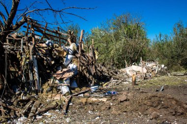 Derhachi, Ukrayna, 27 Haziran 2024 Derhachi kasabasındaki yıkılmış ev. Rus kuvvetleri Kharkiv Oblastı 'ndaki Derhachi kasabasını güdümlü bir hava bombasıyla vurdular..