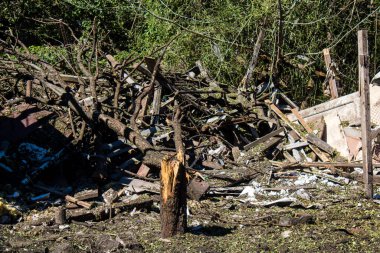 Derhachi, Ukrayna, 27 Haziran 2024 Derhachi kasabasındaki yıkılmış ev. Rus kuvvetleri Kharkiv Oblastı 'ndaki Derhachi kasabasını güdümlü bir hava bombasıyla vurdular..