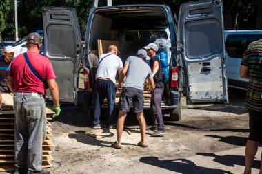 Derhachi, Ukrayna, 27 Haziran 2024. İnsani yardım, Rus kuvvetleri şehre güdümlü hava bombasıyla saldırdığında evleri hasar gören veya yok olan Derhachi kasabasına yardım ediyor..