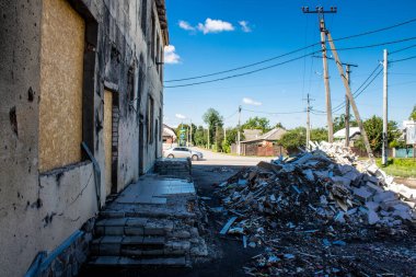 Derhachi, Ukrayna, 27 Haziran 2024 Derhachi kasabasındaki Hasarlı Sivil altyapı. Rus kuvvetleri Kharkiv Oblastı 'ndaki Derhachi kasabasını güdümlü bir hava bombasıyla vurdular..