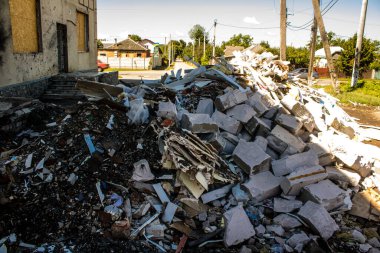 Derhachi, Ukrayna, 27 Haziran 2024 Derhachi kasabasındaki Hasarlı Sivil altyapı. Rus kuvvetleri Kharkiv Oblastı 'ndaki Derhachi kasabasını güdümlü bir hava bombasıyla vurdular..
