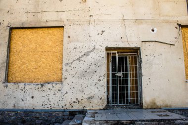 Derhachi, Ukrayna, 27 Haziran 2024 Derhachi kasabasındaki Hasarlı Sivil altyapı. Rus kuvvetleri Kharkiv Oblastı 'ndaki Derhachi kasabasını güdümlü bir hava bombasıyla vurdular..