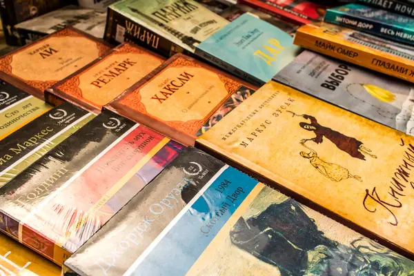 Odessa, Ukrayna, 18 Temmuz 2024 Kitap pazarı, çok çeşitli kitaplarıyla ünlüdür. Savaşa ve turist yokluğuna rağmen, burası her gün ziyaret eden yerliler arasında çok popüler..