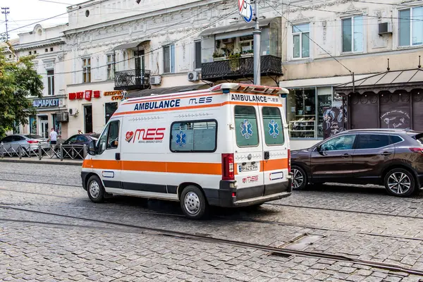 Odessa, Ukrayna, 18 Temmuz 2024 Rusya ile savaş sırasında Odessa şehir merkezinden bir ambulans geçiyor, Odessa her gün Rus füzelerinin ve sirenlerinin sesi duyuluyor.