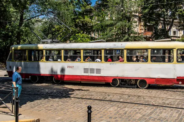 Odessa, Ukrayna, 17 Temmuz 2024 Odessa tramvayı şehir düzenli olarak bombalanırken, Odessa 'daki kamu hizmetleri her gün Rus füze ve sirenlerinin sesi altında..