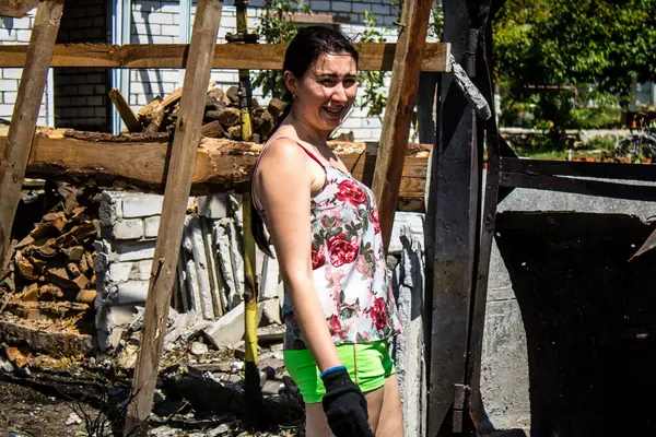 Derhachi, Ukrayna, 27 Haziran 2024 Derhachi kasabasındaki yıkılmış evlerin sakinleri Rus kuvvetlerinin güdümlü hava bombasıyla yaptığı saldırının ardından enkazı temizledi..