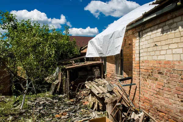 Derhachi, Ukrayna, 27 Haziran 2024 Derhachi kasabasındaki yıkılmış ev. Rus kuvvetleri Kharkiv Oblastı 'ndaki Derhachi kasabasını güdümlü bir hava bombasıyla vurdular..