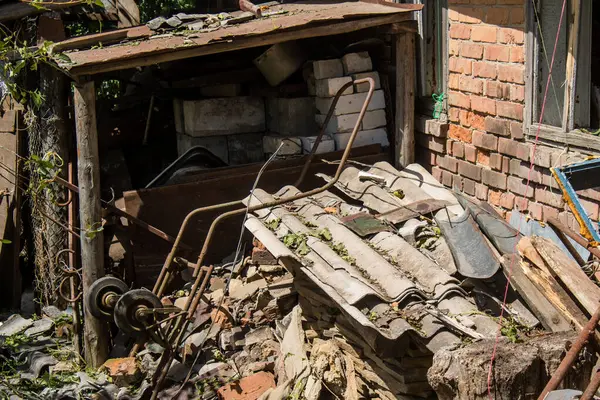 Derhachi, Ukrayna, 27 Haziran 2024 Derhachi kasabasındaki yıkılmış ev. Rus kuvvetleri Kharkiv Oblastı 'ndaki Derhachi kasabasını güdümlü bir hava bombasıyla vurdular..