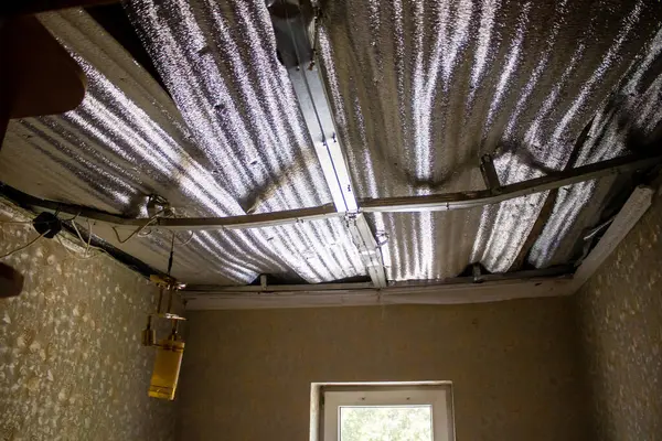 Derhachi, Ukrayna, 27 Haziran 2024 Derhachi kasabasındaki yıkılmış ev. Rus kuvvetleri Kharkiv Oblastı 'ndaki Derhachi kasabasını güdümlü bir hava bombasıyla vurdular..