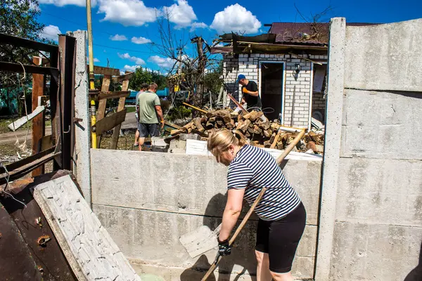 Derhachi, Ukrayna, 27 Haziran 2024 Derhachi kasabasındaki yıkılmış evlerin sakinleri Rus kuvvetlerinin güdümlü hava bombasıyla yaptığı saldırının ardından enkazı temizledi..