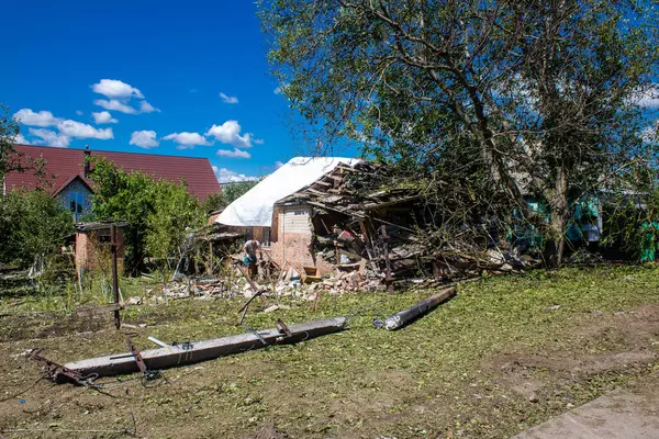 Derhachi, Ukrayna, 27 Haziran 2024 Derhachi kasabasındaki yıkılmış ev. Rus kuvvetleri Kharkiv Oblastı 'ndaki Derhachi kasabasını güdümlü bir hava bombasıyla vurdular..
