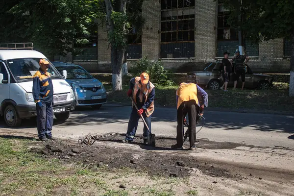 Derhachi, Ukrayna, 27 Haziran 2024. Derhachi şehrinin teknik servisleri, güdümlü hava bombasıyla yapılan bir saldırı sonrasında hasar gören elektrik ve gaz sistemini onarıyor..