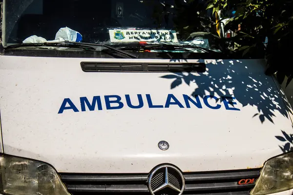 Derhachi, Ukrayna, 27 Haziran 2024. İnsani yardım, Rus kuvvetleri şehre güdümlü hava bombasıyla saldırdığında evleri hasar gören veya yok olan Derhachi kasabasına yardım ediyor..