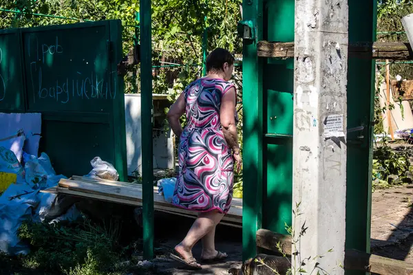 Derhachi, Ukrayna, 27 Haziran 2024 Derhachi kasabasındaki yıkılmış evlerin sakinleri Rus kuvvetlerinin güdümlü hava bombasıyla yaptığı saldırının ardından enkazı temizledi..