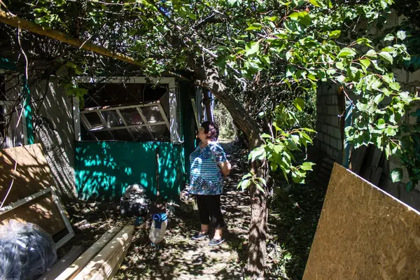 Derhachi, Ukrayna, 27 Haziran 2024 Derhachi kasabasındaki yıkılmış evlerin sakinleri Rus kuvvetlerinin güdümlü hava bombasıyla yaptığı saldırının ardından enkazı temizledi..