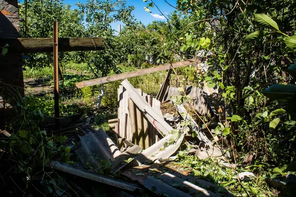 Derhachi, Ukrayna, 27 Haziran 2024 Derhachi kasabasındaki yıkılmış ev. Rus kuvvetleri Kharkiv Oblastı 'ndaki Derhachi kasabasını güdümlü bir hava bombasıyla vurdular..