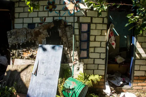 Derhachi, Ukrayna, 27 Haziran 2024 Derhachi kasabasındaki yıkılmış ev. Rus kuvvetleri Kharkiv Oblastı 'ndaki Derhachi kasabasını güdümlü bir hava bombasıyla vurdular..