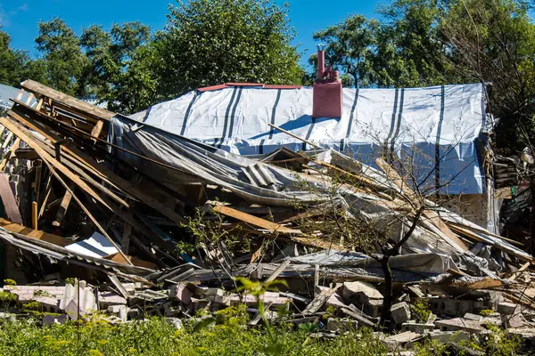 Derhachi, Ukrayna, 27 Haziran 2024 Derhachi kasabasındaki yıkılmış ev. Rus kuvvetleri Kharkiv Oblastı 'ndaki Derhachi kasabasını güdümlü bir hava bombasıyla vurdular..