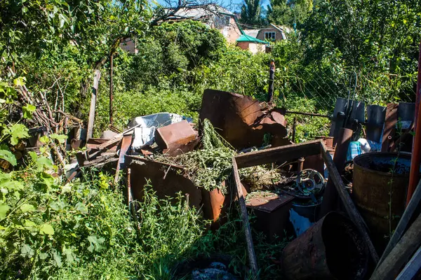 Derhachi, Ukrayna, 27 Haziran 2024 Derhachi kasabasındaki yıkılmış ev. Rus kuvvetleri Kharkiv Oblastı 'ndaki Derhachi kasabasını güdümlü bir hava bombasıyla vurdular..