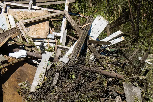 Derhachi, Ukrayna, 27 Haziran 2024 Derhachi kasabasındaki yıkılmış ev. Rus kuvvetleri Kharkiv Oblastı 'ndaki Derhachi kasabasını güdümlü bir hava bombasıyla vurdular..
