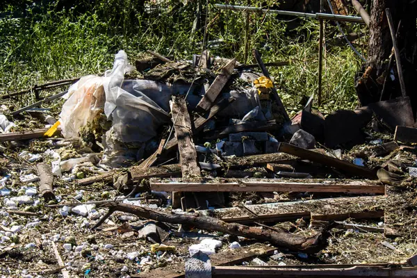 Derhachi, Ukrayna, 27 Haziran 2024 Derhachi kasabasındaki yıkılmış ev. Rus kuvvetleri Kharkiv Oblastı 'ndaki Derhachi kasabasını güdümlü bir hava bombasıyla vurdular..