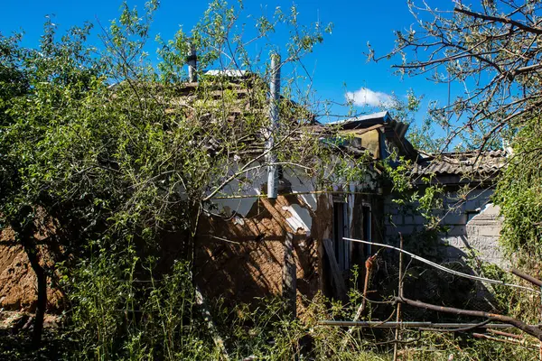 Derhachi, Ukrayna, 27 Haziran 2024 Derhachi kasabasındaki yıkılmış ev. Rus kuvvetleri Kharkiv Oblastı 'ndaki Derhachi kasabasını güdümlü bir hava bombasıyla vurdular..
