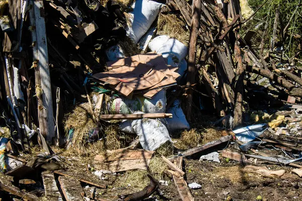 Derhachi, Ukrayna, 27 Haziran 2024 Derhachi kasabasındaki yıkılmış ev. Rus kuvvetleri Kharkiv Oblastı 'ndaki Derhachi kasabasını güdümlü bir hava bombasıyla vurdular..