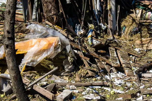 Derhachi, Ukrayna, 27 Haziran 2024 Derhachi kasabasındaki yıkılmış ev. Rus kuvvetleri Kharkiv Oblastı 'ndaki Derhachi kasabasını güdümlü bir hava bombasıyla vurdular..