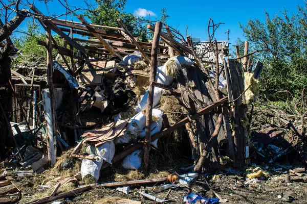 Derhachi, Ukrayna, 27 Haziran 2024 Derhachi kasabasındaki yıkılmış ev. Rus kuvvetleri Kharkiv Oblastı 'ndaki Derhachi kasabasını güdümlü bir hava bombasıyla vurdular..