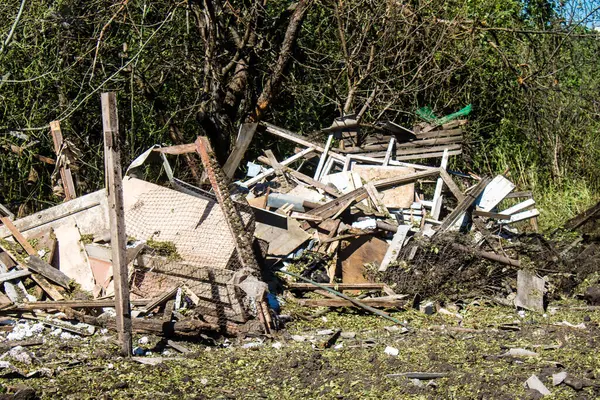 Derhachi, Ukrayna, 27 Haziran 2024 Derhachi kasabasındaki yıkılmış ev. Rus kuvvetleri Kharkiv Oblastı 'ndaki Derhachi kasabasını güdümlü bir hava bombasıyla vurdular..