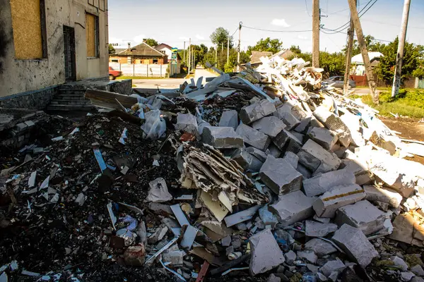 Derhachi, Ukrayna, 27 Haziran 2024 Derhachi kasabasındaki Hasarlı Sivil altyapı. Rus kuvvetleri Kharkiv Oblastı 'ndaki Derhachi kasabasını güdümlü bir hava bombasıyla vurdular..