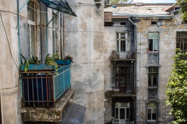 Odessa, Ukrayna, 24 Temmuz 2024 Cityscape, Rusya ile savaş sırasında, Odessa 'daki binalar Rus füzelerinin hedefi ve insanlar her gün sirenler çalsa da sokaklardalar..