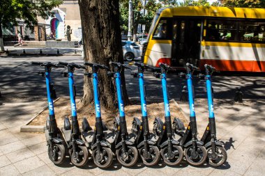 Odessa, Ukrayna, 24 Temmuz 2024 Cityscape, Rusya ile savaş sırasında, Odessa 'daki binalar Rus füzelerinin hedefi ve insanlar her gün sirenler çalsa da sokaklardalar..