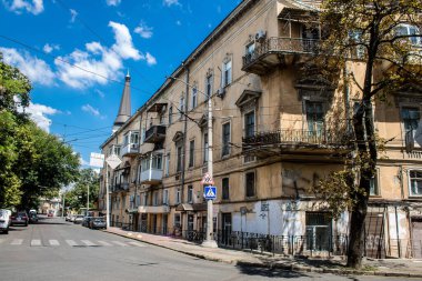 Odessa, Ukrayna, 24 Temmuz 2024 Cityscape, Rusya ile savaş sırasında, Odessa 'daki binalar Rus füzelerinin hedefi ve insanlar her gün sirenler çalsa da sokaklardalar..