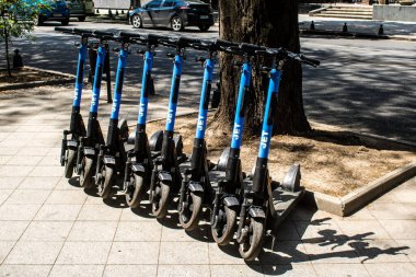 Odessa, Ukrayna, 24 Temmuz 2024 Cityscape, Rusya ile savaş sırasında, Odessa 'daki binalar Rus füzelerinin hedefi ve insanlar her gün sirenler çalsa da sokaklardalar..