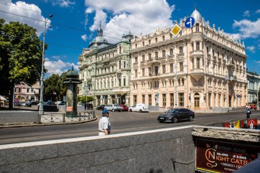 Odessa, Ukrayna, 24 Temmuz 2024 Cityscape, Rusya ile savaş sırasında, Odessa 'daki binalar Rus füzelerinin hedefi ve insanlar her gün sirenler çalsa da sokaklardalar..
