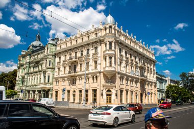 Odessa, Ukrayna, 24 Temmuz 2024 Cityscape, Rusya ile savaş sırasında, Odessa 'daki binalar Rus füzelerinin hedefi ve insanlar her gün sirenler çalsa da sokaklardalar..